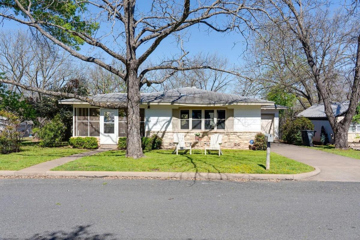 Vintage Veranda - Ping Pong Table & More Fredericksburg Exterior photo