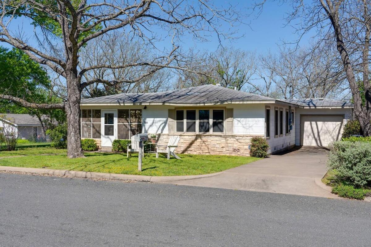 Vintage Veranda - Ping Pong Table & More Fredericksburg Exterior photo