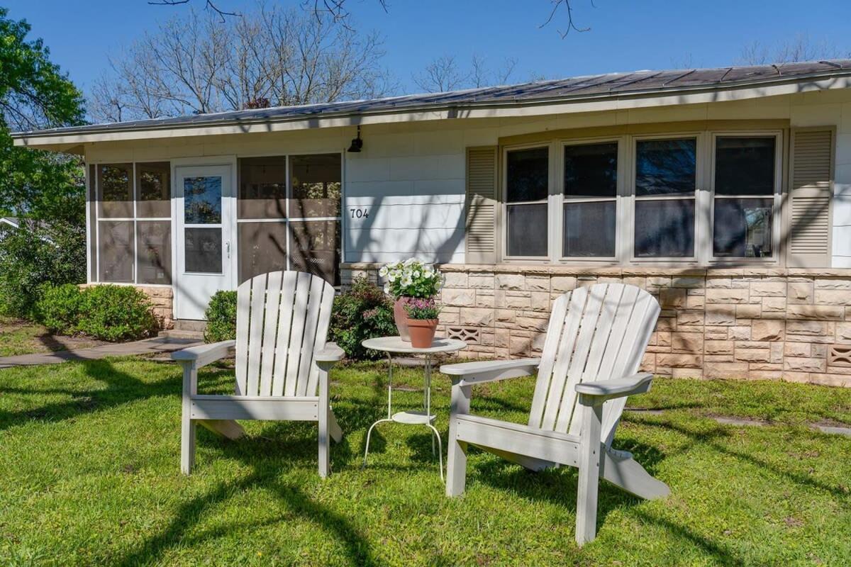 Vintage Veranda - Ping Pong Table & More Fredericksburg Exterior photo