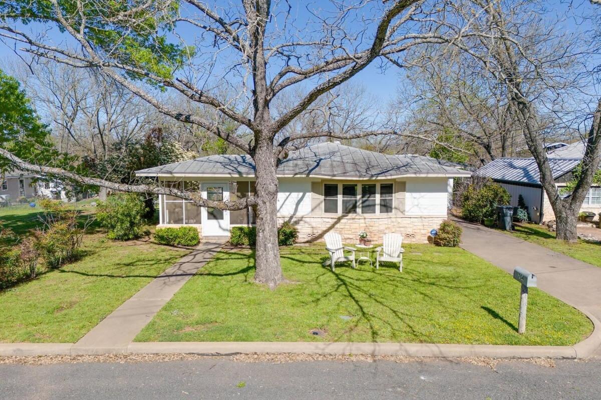Vintage Veranda - Ping Pong Table & More Fredericksburg Exterior photo